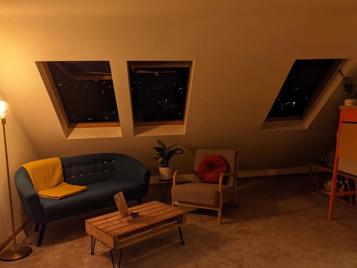 *Large Unique Retro Private Attic & Bathroom* Hove Esterno foto