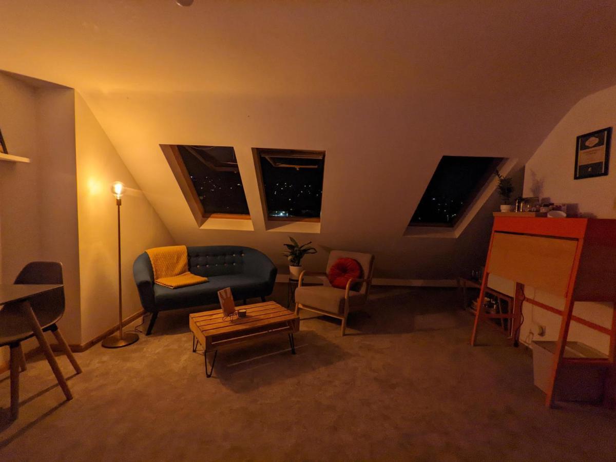 *Large Unique Retro Private Attic & Bathroom* Hove Esterno foto