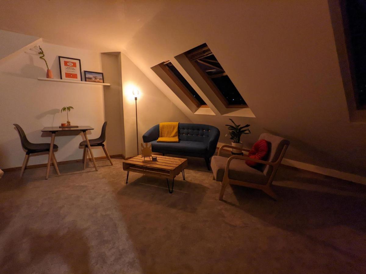 *Large Unique Retro Private Attic & Bathroom* Hove Esterno foto